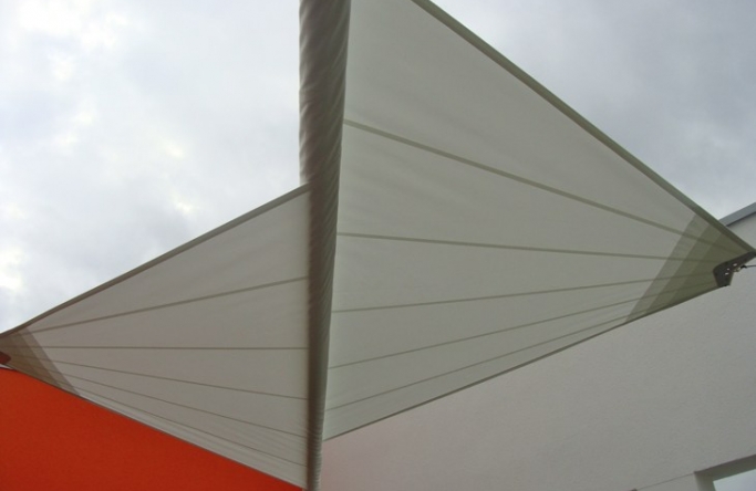 Sonnensegel aufrollbar in elektrisch als Dachterrassen Sonnenschutz