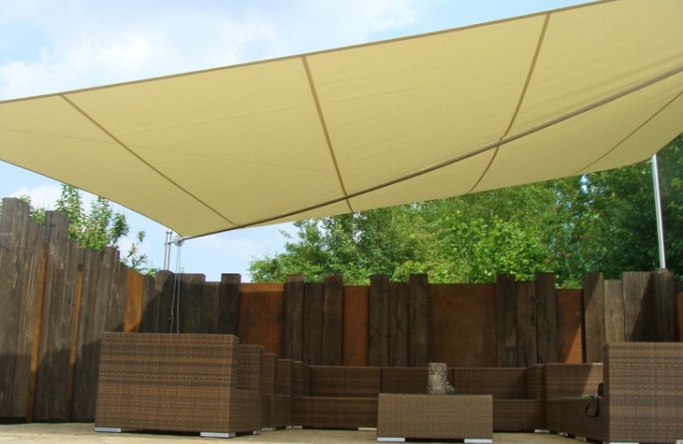 Sonnensegel mit Sichtschutz im Garten Nähe Burscheid