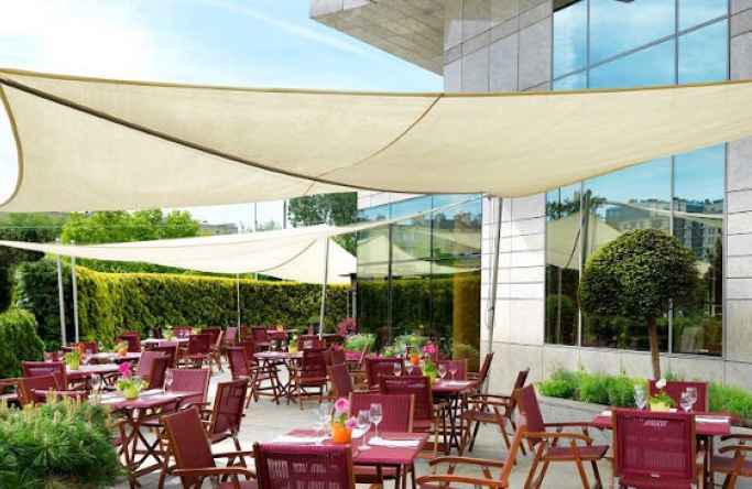 Sonnensegel aufrollbar in manuell für das Hyatt Hotel Warschau