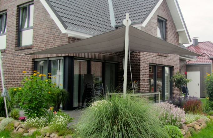 Sonnensegel manuell Dülmen 3M / 1W I. graues Segel vor einem Haus