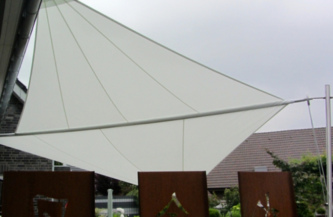 Sonnensegel manuell Dülmen 2M / 2W III. weißes Segel vor einem Haus