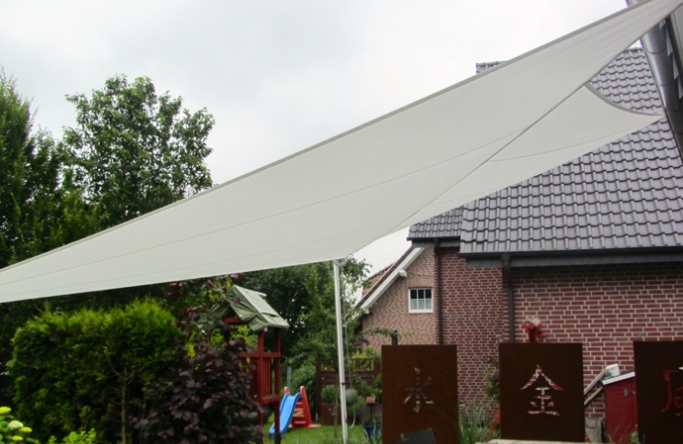 Sonnensegel manuell Dülmen 2M / 2W IV. weißes Segel vor einem Haus