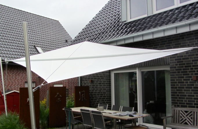 Sonnensegel manuell Dülmen 2M / 2W V. weißes Segel vor einem Haus