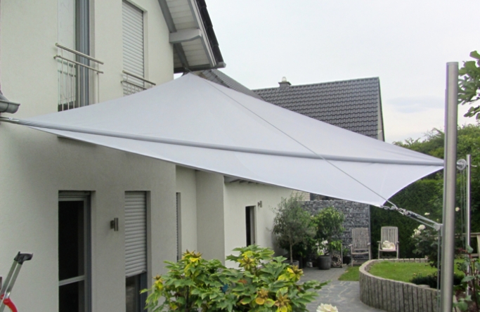 Sonnensegel manuell Erwitte I. 2M / 2W graues Segel vor einem Haus