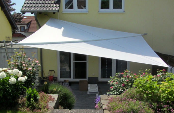 Sonnensegel manuell Grafschaft 2M / 2W II. weißes Segel vor gelben Haus