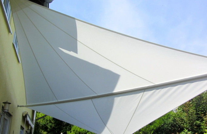 Sonnensegel manuell Grafschaft 2M / 2W I. weiß vor gelben Haus