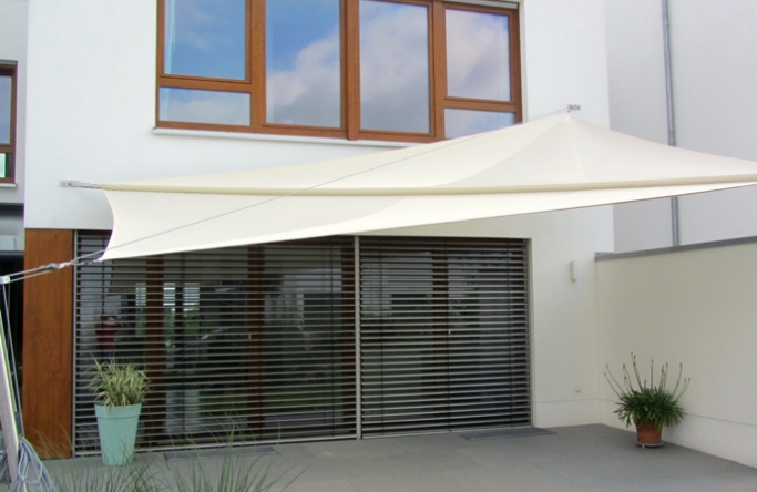 Sonnensegel manuell Münster 2M / 2W I. in elfenbein vor weißen Haus