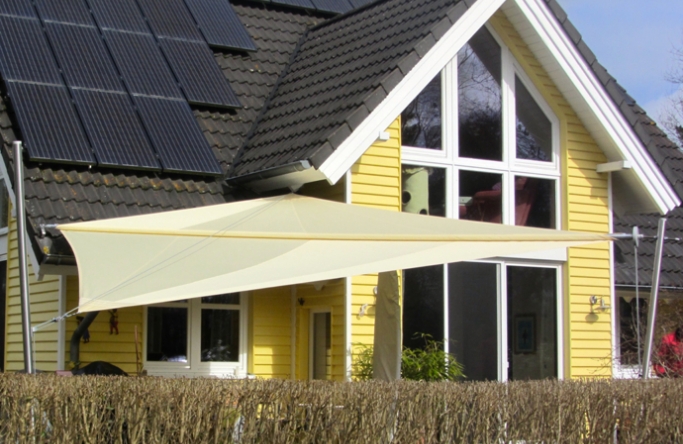 Sonnensegel manuell Osterholz 2M / 2W I. in elfenbein vor gelben Haus