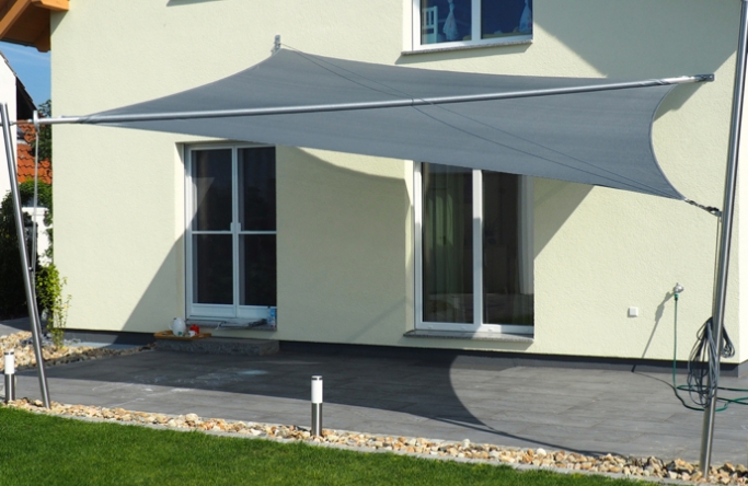 Sonnensegel manuell Uetze 2M / 2W I. Sonnensegel manuell Uetze 2M / 2W I. anthrazites Segel vor einem Haus