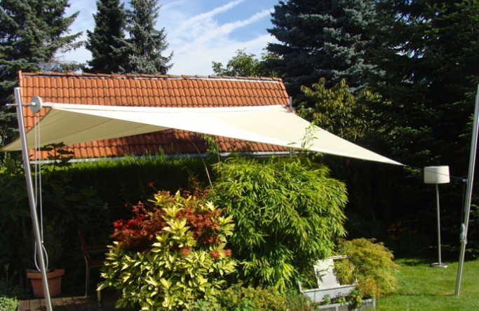 Sonnensegel manuell Düsseldorf 4M in elfenbein über einer Gartenterrasse