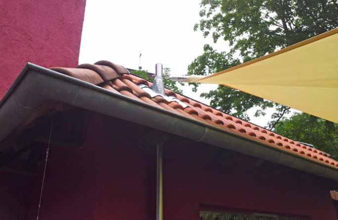 Essen I. – Mastbefestigung an Wand für Sonnensegel über Hausterrasse