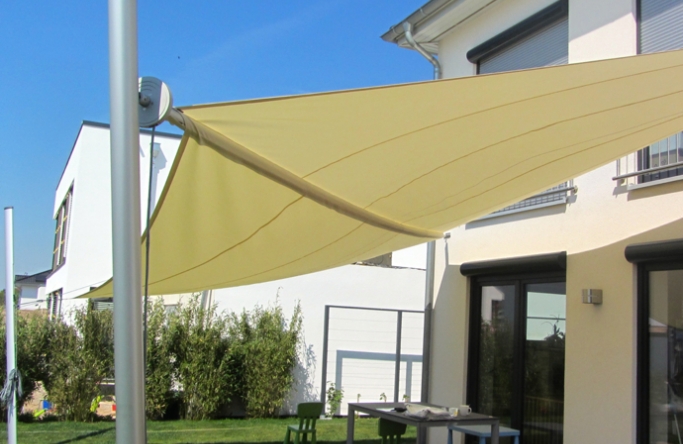 Sonnensegel manuell Hannover 2M / 2W I. in elfenbein vor einem Haus