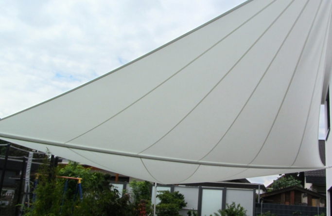 Sonnensegel manuell Hartenhausen 2M / 2W I. weißes Segel vor einem weißen Haus