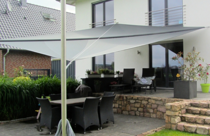 Sonnensegel manuell Ibbenbüren 2M / 2W I. anthrazites Segel vor einem Haus