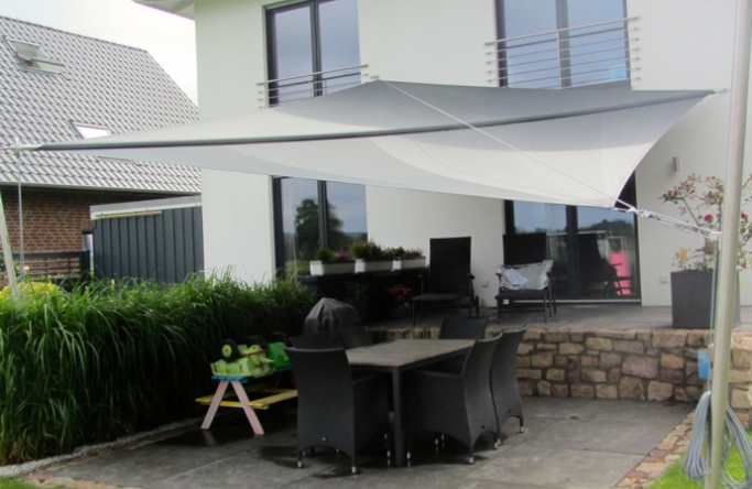 Sonnensegel manuell Ibbenbüren 2M / 2W II. anthrazites Segel vor einem Haus