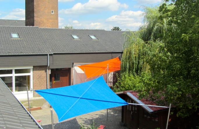 Oelde Kita mehrere Sonnensegel über Kita Außengelände