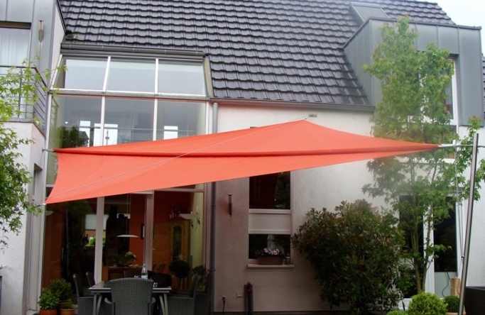 Sonnensegel manuell aufrollbar auf einer Terrasse in Mettmann