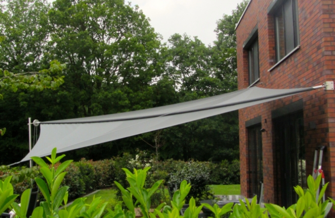 Sonnensegel manuell Münster 2M / 2W II. anthrazites Segel vor einem Haus