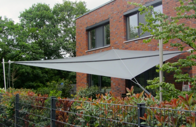 Sonnensegel manuell Münster 2M / 2W III. anthrazites Segel vor einem Haus