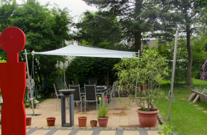 Sonnensegel manuell Oberhausen 4M graues Segel über einer Gartenterrasse