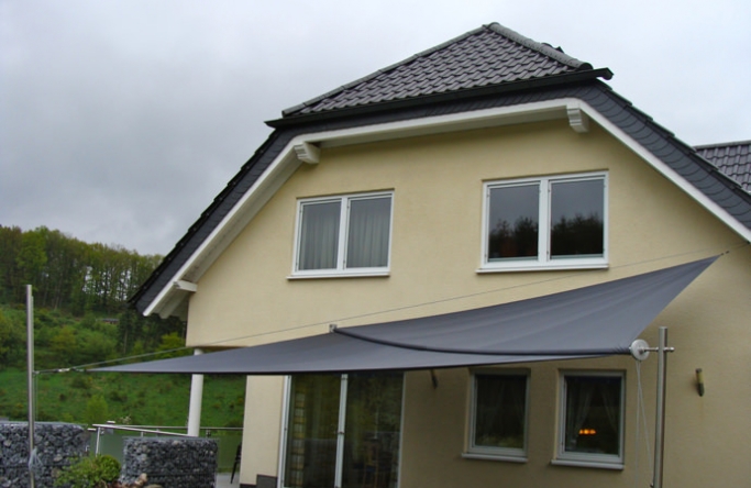 Olpe - Sonnensegel über Hausterrasse