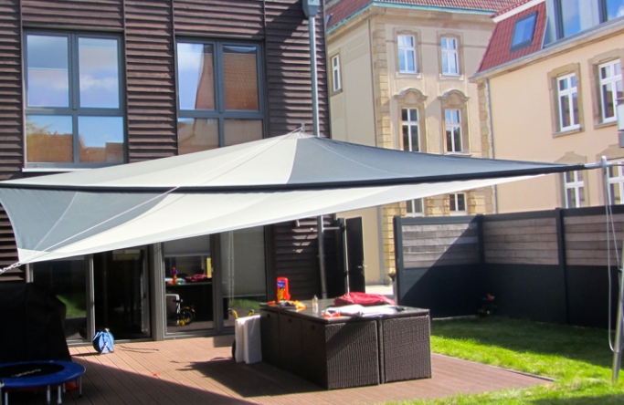 Sonnensegel manuell Recklinghausen 2M / 2W Sonnensegel manuell Recklinghausen 2M / 2W anthrazites Segel vor einem Haus