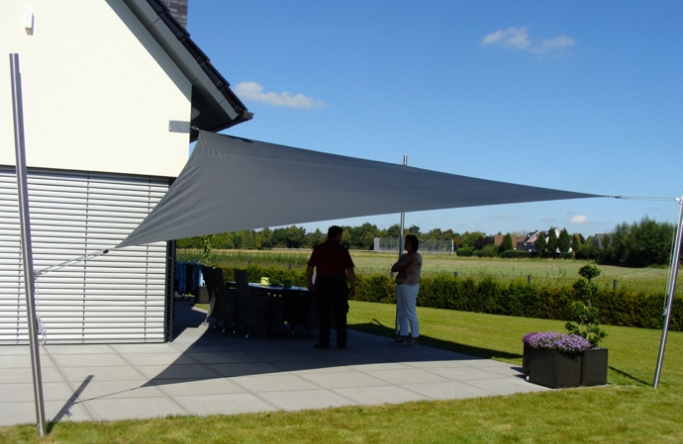 Sonnensegel manuell Steinfurt 3M / 1W II. Sonnensegel manuell Steinfurt 3M / 1W II. anthrazites Segel vor einem Haus