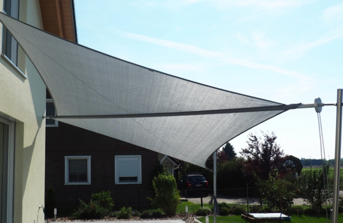 Sonnensegel manuell Uetze 2M / 2W II. Sonnensegel manuell Uetze 2M / 2W II. anthrazites Segel vor einem Haus