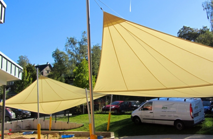 2 Sonnensegel manuell Wipperfürth 4M in elfenbein über einzelne Spielplätze