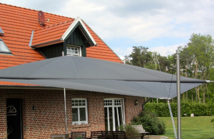 Sonnensegel - elektrisch + anthrazitfarben - über Gartenterrasse in Meppen 