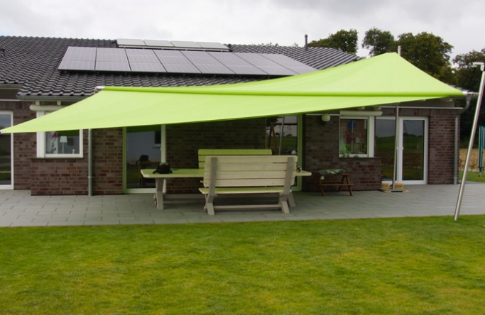 Sonnensegel elektrisch Bodenstedt 3M / 1W I. grünes Sonnensegel vor einem Haus