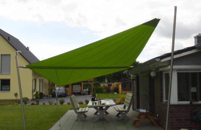 Sonnensegel elektrisch Bodenstedt 3M / 1W II. grünes Segel vor einem Haus