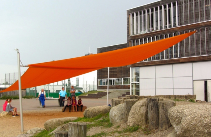 Sonnensegel elektrisch Bützow 3M / 1W oranges Segel über einen Spielplatz
