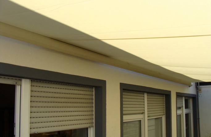 Sonnensegel-Markise elektrisch Lippstadt 2M I. in elfenbein über einen Balkon