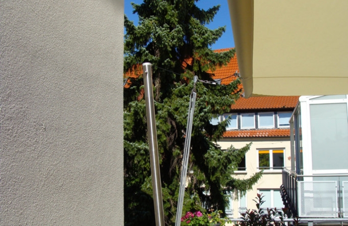 Sonnensegel-Markise elektrisch Lippstadt 2M II. in elfenbein über einen Balkon