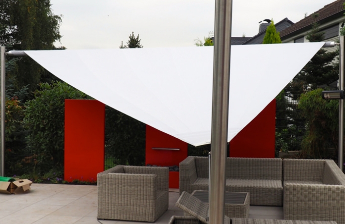 Sonnensegel elektrisch Mettmann 3M II. graues Segel über einer Steinterrasse