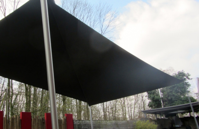 Sonnensegel elektrisch Münster 4M I. antrazites Segel über einer Gartenterrasse
