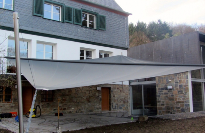 Sonnensegel elektrisch Wiesbaden 3M / 1W anthrazites Segel vor einem Haus