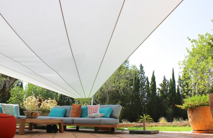 Mallorca - Untersicht elektrisches Sonnensegel mit grauem Segeltuch vor Finca