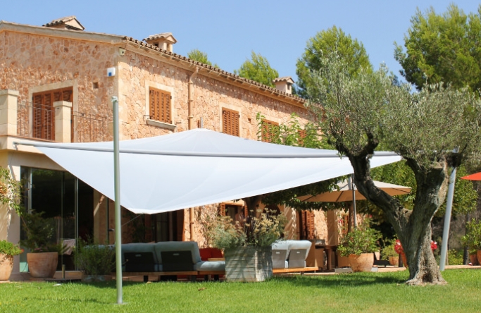 Mallorca - elektrisches Sonnensegel mit grauem Segeltuch vor Finca