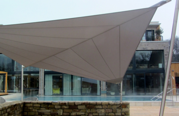 Sonnensegel elektrisch Schermbeck 4M I. brauenes Segel über einer Terrasse