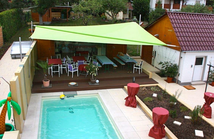 Sonnensegel elektrisch aufrollbar am Pool in Erfurt von Pina Design®