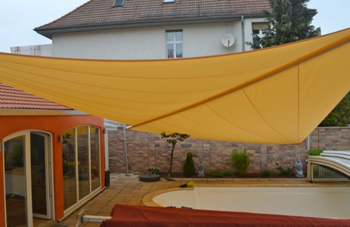 Halberstadt. – Sonnensegel über Pool Anlage