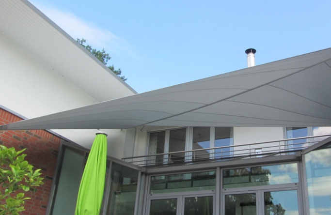 Harsewinkel Sonnensegel Seitenansicht links Harsewinkel - Sonnensegel über Terrasse und Wintergarten