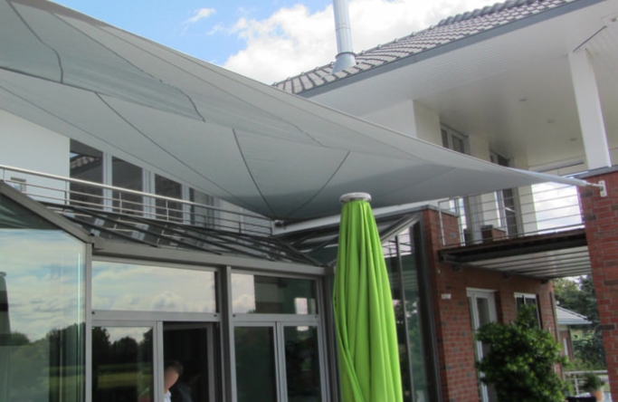 Seitenansicht  Harsewinkel - Sonnensegel über Terrasse und Wintergarten