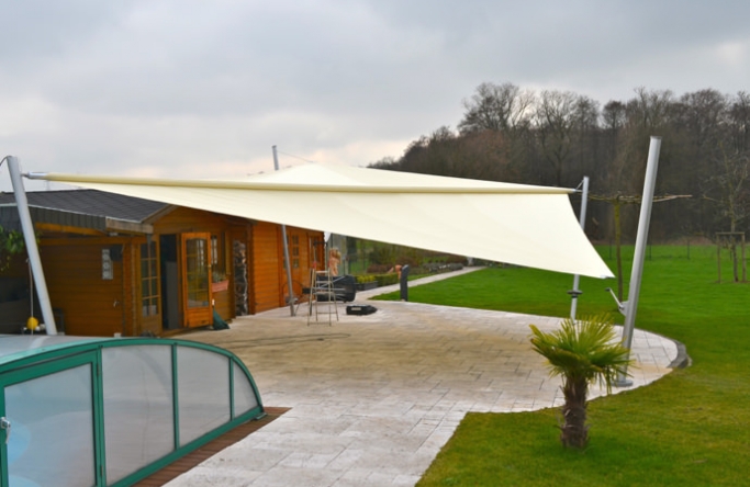 Langenfeld – Sonnensegel freiststehend auf Terrasse