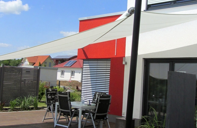 Sonnensegel elektrisch aufrollbar auf Terrasse in Münzberg von Pina Design®