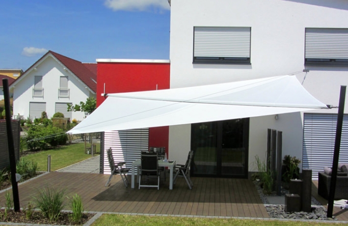 Sonnensegel elektrisch aufrollbar auf Terrasse in Münzberg