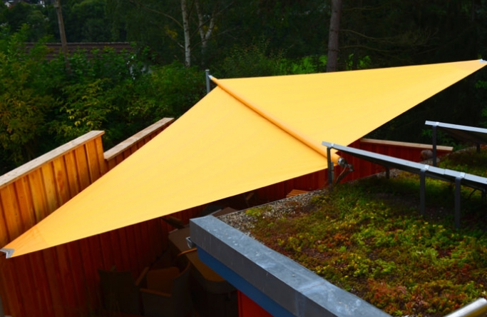 Nideggen in der Eifel - Sonnensegel über Terrasse