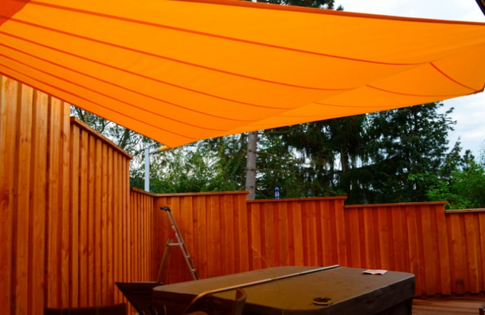 Nideggen in der Eifel - Unteranischt des Sonnensegels über Terrasse